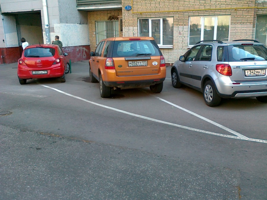 Парковка на полукруглой разметке. Колесоотбойники для парковки. Неровность дорожная искусственная (лежачий полицейский) идн-900. Лежачий шлагбаум на парковке. Лежачий полицейский на паркинге.